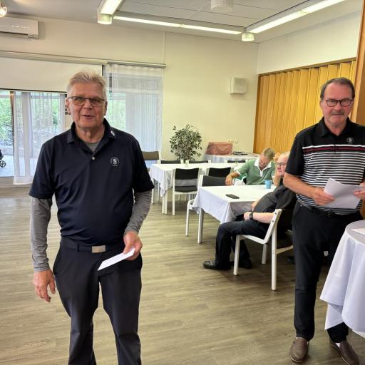 Erkki Kortelainen pokkaa palkinnon 