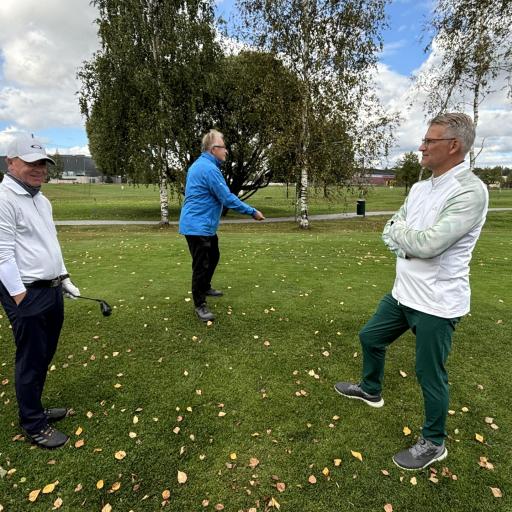 Kilpailun tuomari Jarmo Siekkinen arpoo Juha Pajusen ja Erkki Soppelan lähtöjärjestyksen kultamitallin ratkaisevaan play offiin. 