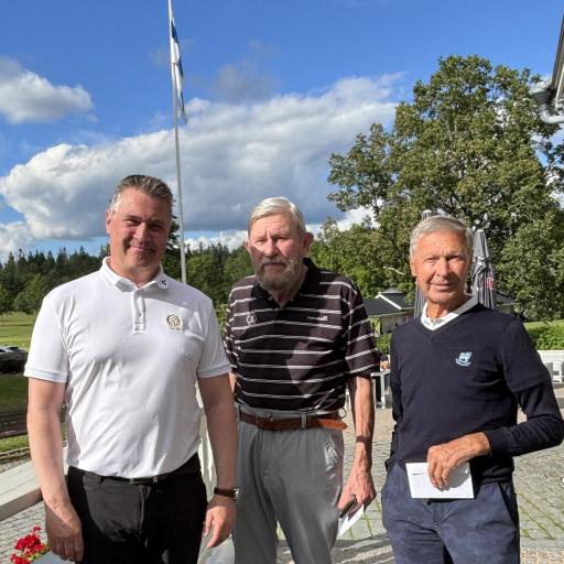 Aura Golfin joukkueen edustajat - vasemmalta toiminnanjohtaja Sami Pere, Veikko Kirjonen ja Sakari Laitervo. Aarno Eskola oli jo ehtinyt lähteä.