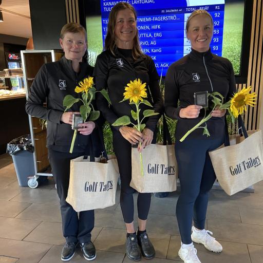 Espoo Ringiside Golfille hopeaa joukkuella Jaana Angeria, Virpi Vuorinen ja Hanna Knuuttila