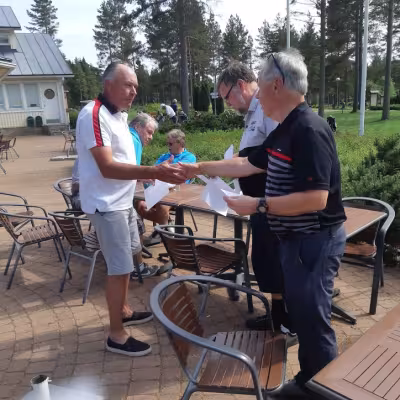 Kaakkois-Suomen aluekoordinaattori Imatran Ossi Sorjonen palkitsee sarjan M60 voittajan Koski Golfin Matti Mäkelän yhdessä kilpailun johtajan kanssa.