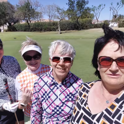 Tuija, Soili, Anne ja Riitta ladyflaitin päätösreiällä Mar Menorissa