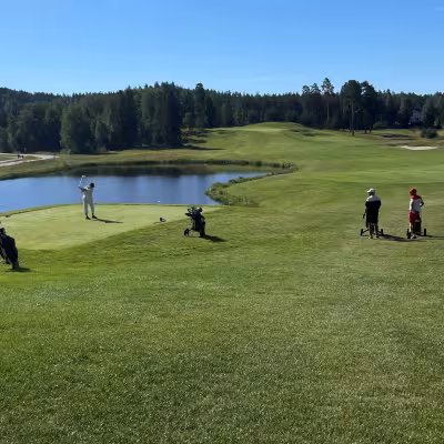  Pelaajat lähdössä kauniille Kytäjän South Eastin ykkösväylälle.