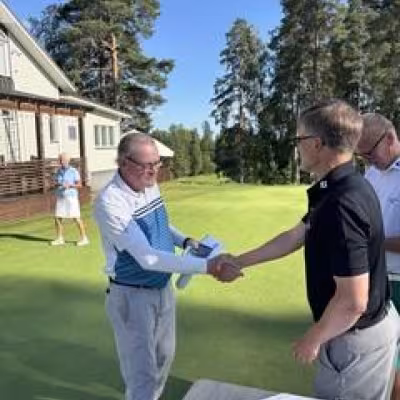 Kari Hiukka pokkaa hopeamitalin Lahden Golfin joukkueen puolesta