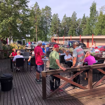4. Aamukahvilla (kuva Petri Leksis)