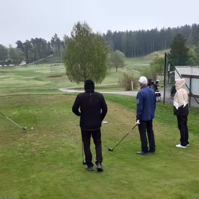 Pekka Laine avaamassa ja lyöntiä seuraavat Rauno Hietamäki ja Matti Leinonen