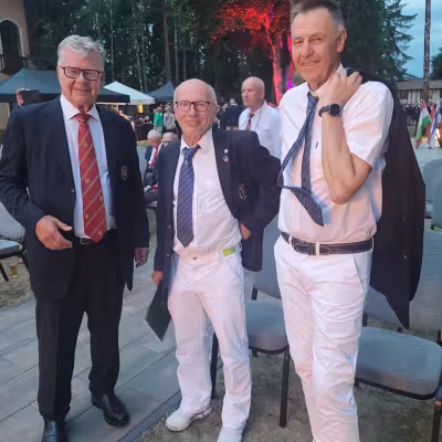  Aki Kurronen ja Risto Saari Sveitsin kapteenin juttusilla.