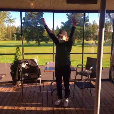 Näin iloitaan onnistumista Aluetourin finaalissa. Sarjan N50 voittaja Anu Heilimö Kankaisten Golfista tuulettaa!
