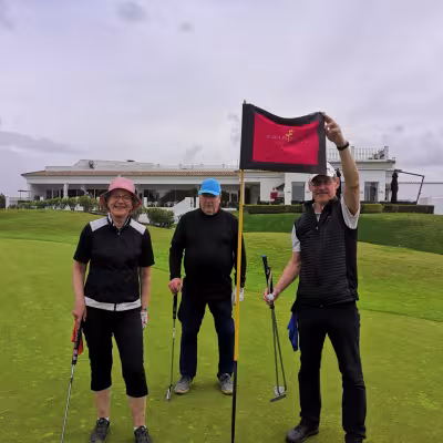 Helena Löfgren-Mikkola, Markku Koponen ja Timo Mikkola Farirplay Golfin lippua esittemässä