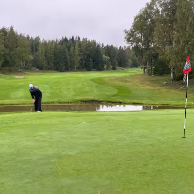 Pentti Partanen chippaamassa lyhyeksi jäänyttä lähestymistä viimeiselle greenille