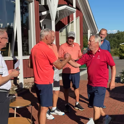 Tera Heinonen ja Jouko Latvakangas palkitsee kilpailun voittaja Ari Vauhkosen