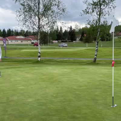 Kopsu puttaamassa ratkaisevaa puttia 18. väylän greenillä. Hiuksen hieno huti pudotti hänet kolmanneksi.