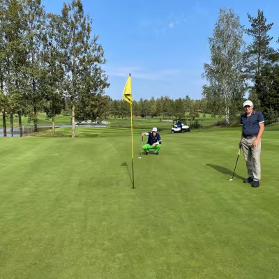  Muuramen Keijo Lehtokorpi sihtailee puttilinjoja ja Markus Heikkilä tarkkailee tilannetta. Taustalla kilpailun tuomari.