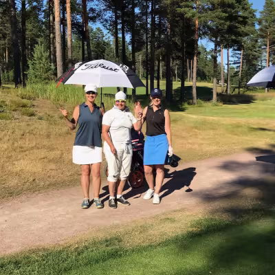 Hcp voittaja Ilona Kauppinen sekä Satu Huotari ja Johanna Mustjoki-Purhonen vilkuttavat iloisesti. Otos kuvaa mainiosti SM-kilpailujen hyväntuulista tunnelmaa