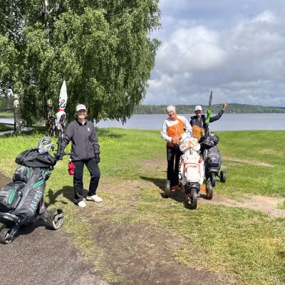 Sateen jälkeen on poutasää - maalissa onnellisina Kirsi Ahlfors, Virpi Lappalainen ja Jaana Angeria