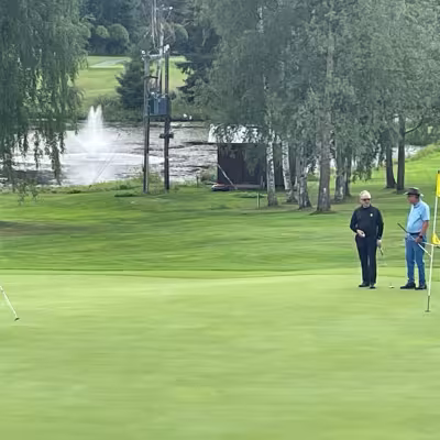 Nevaksen Seppo Pakola puttaamassa 18. greenilla ja Golf-Porrassalmen Jarmo Suvisuoja Kytäjän Matti Tervonen tarkkailevat.