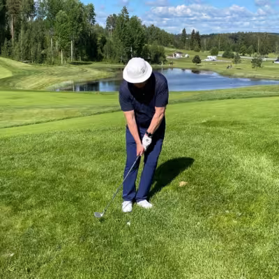 Janne Ouni chippaamassa komeissa maisemissa väylän 18 greenille