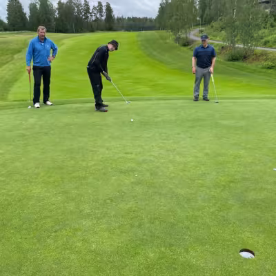 Jari Piiparinen, Heikki Jäämaa ja Risto Merkkiniemi tähyilemässä puttilinjoja vaikealla ysi väylällä