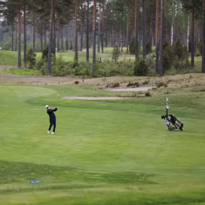  Jari Puurtisen lähestyminen peruukin juureen. Helppo birdie.