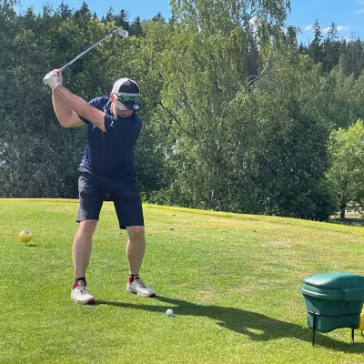  Juha Honkanen avaamassa 12. väylän par kolmosta.