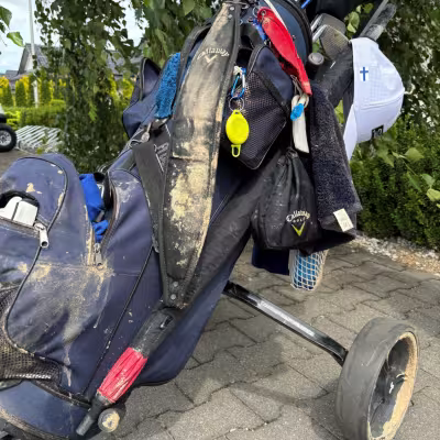 Kilpailun olosuhteet vaihtelivat päivittäin. Ensimmäisen päivän kaunis aurinkoinen pelikeli muuttui toisena päivänä sateeksi ja kovaksi tuuleksi. Erittäin haastavat greenit ja kovat olosuhteet tekivät kilpailusta poikkeuksellisen haastavan. 