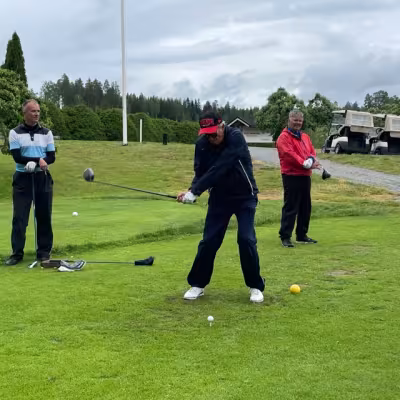  Kari Nyman antaa pallolle kyytiä seiskaväylän teeboxissa. Taustalla tarkkailevat Mikko Salminen ja Heikki Jäättelä