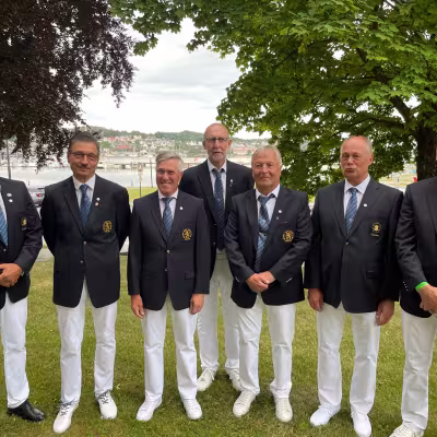 Voittajajoukkue M65 SCR vasemmalta: Peter Kaske, Veijo Suomela, Juha Koponen, Seppo Pakola, Ari Vauhkonen, Ari Hatunen ja joukkueen kapteeni ja caddie Jouko Latvakangas.