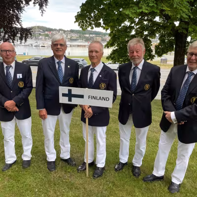 Hopeajoukkue M75 vasemmalta: Joukkueen kapteeni Aki Kurronen, Martti Raunio, Heimo Pöyry, Erkki Rantanen ja Jens Olsen.