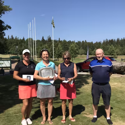 Mitalistit Marika Soravuo, Gitta Kauppi ja Minna Kaarnalahti rinnallaan kisasta aiheellisesti ylpeä Risto Mäkinen
