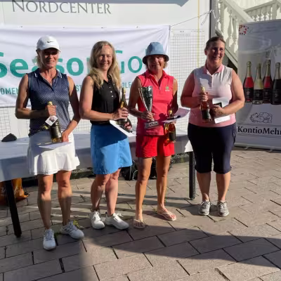 N50-luokan parhaat Annika Ahlstedt, Johanna Mustjoki-Purhonen, Minna Kaarnalahti ja Tiina Vainio
