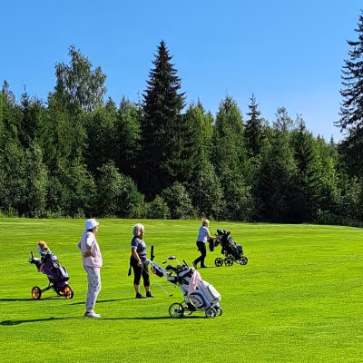 N60 ryhmä väylällä Sirpa Hakala-Kosunen Kartanogolf, Eija Väliaho LPG ja Riitta Turunen Tarina. 