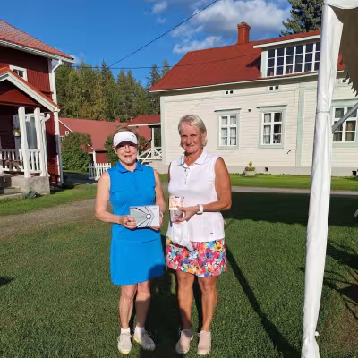  N65 palkitut Sinikka Hiidenmaa ja Marjatta Arponen.