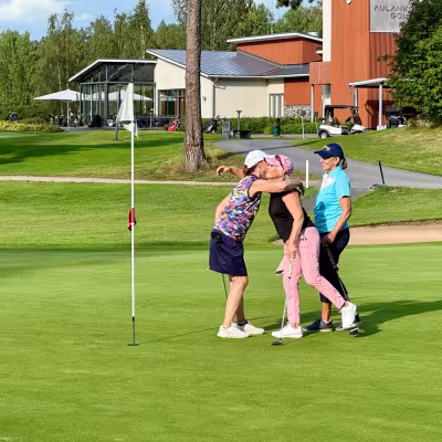  Päivän pelit takana, Gita Laitinen, Vuokko Karjalainen ja Tuula Merentie
