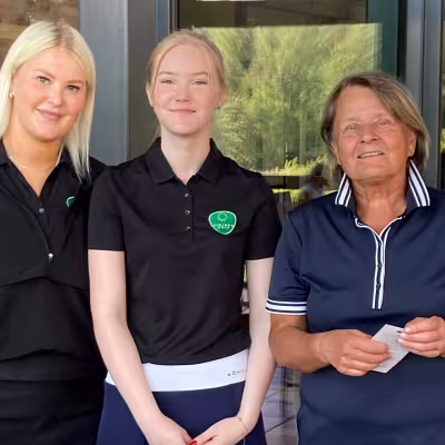 Oikealla N65 2. Terhi Nygren, Salo Golf. Vasemmalla Head Caddiemaster Mimmi Salonen ja vieressä työkaveri. Kiitos ystävällisestä palvelusta kilpailun aikana.