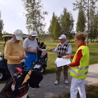Startteri Liisa Sievänen ohjeistaa Ensio Siprosta, Juhani Niemistä ja Seth-Veli Järvistä ykköstiillä