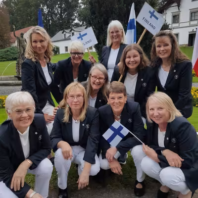 Edessä vasemmalta Vuokko Karjalainen. Pirjo Sipronen, Erja Helen-Salonen, Eeva Määttänen. Taustalla Ilona Kauppinen, Pirkko Havukainen, Anna-Mari Parkatti, Heli Ekström. Anne Kokko, Sointu Lassila. Kuva: Eini Palo