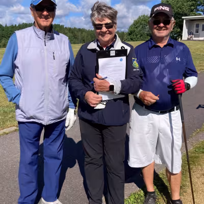 Rinkun monitoiminainen Katriina Malmivaara toimi startterina. Hän kiitteli kilpailijoiden herrasmieskäyttäytymistä ja golfetiketin hyvää tuntemusta. Kuvassa mukana oikealla Pentti Paajanen Tuusula Golf ja Veijo Hämäläinen Vihti Golf (HCP-sarjan kakkonen).
