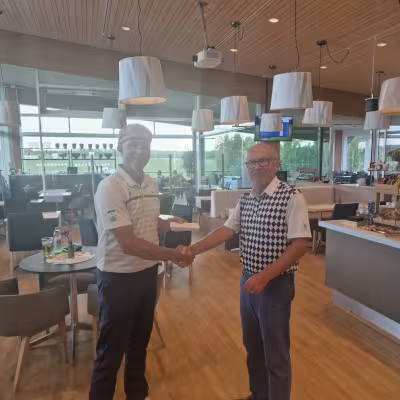 Kilpailun voittaja Andrew Darlington vasemmalla