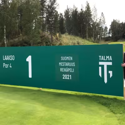 Golf Talman ladykapteeni Tarja Satuli esittelee uutta taulua