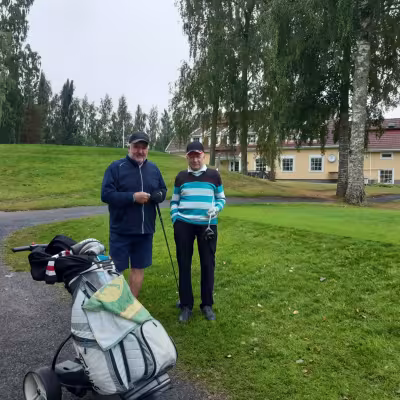 Vanhat pelikaverit Seppo Jolkkonen  ja Raimo Juuti avasivat M75 Tourin 4. Osakilpailun