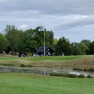 SGS:n lippu liehuu Ålands Golfklubilla