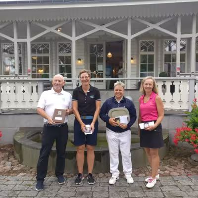 Kilpailun johtajana toiminut Aura Golfin Risto Mäkinen seurassaan naisten parhaat, vasemmalta Virpi Haataja, Anna Maria Lehtonen ja Johanna Mustjoki-Purhonen.