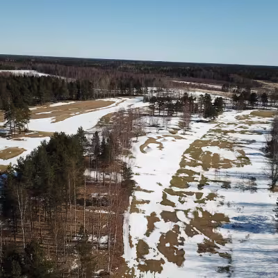 Kopterikameralla kuvattu näkymä Hangon golfkentältä 27. maaliskuuta 2018. (Kuva:: Tauno Lahtinen)