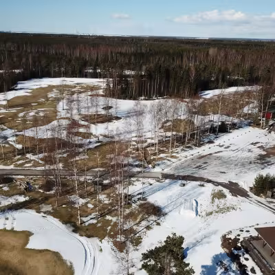 Kopterikameralla kuvattu näkymä Hangon golfkentältä 27. maaliskuuta 2018. (Kuva: Tauno Lahtinen)