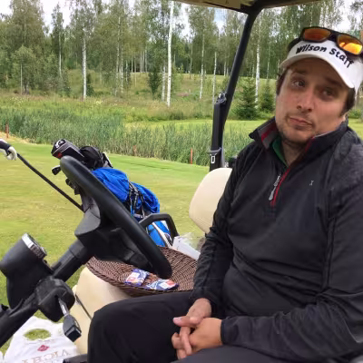 Tj Markus Lahtinen jakamassa matkaevästäydennystä