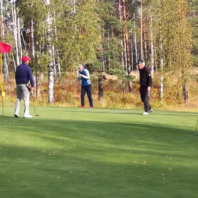 Missattua puttia ihmettelevät Lakeside Golfin Tapio Honkamaa ja Jaakko Malinen sekä Koski-Golfista Pekka Purho ja Antti Pajunen.