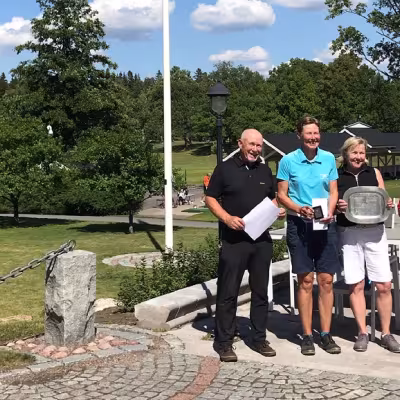 Naisten mitalikolmikko ja Risto helletuulen liehuttaessa sponsorin winderia