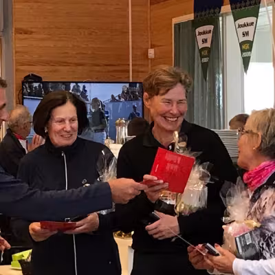 Esa Meriläinen palkitsee St. Laurence Golfin Suomen mestareita Kyllikki Puuppo, Virpi Haataja ja Kristiina Ulvio-Peltonen. Johanna Nygren puuttuu kuvasta.
