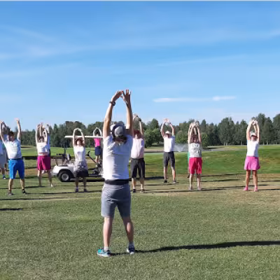 Kesäpäivien ohjelma alkoi Kartanogolfissa jumppatuokiolla.