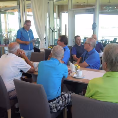 Toisena M70-joukkueen kapteenina toimiva Kari Hiukka selosti senioreille Tapiola Golfin avarissa tiloissa Portugalin matka- ja kisaohjelmaa.